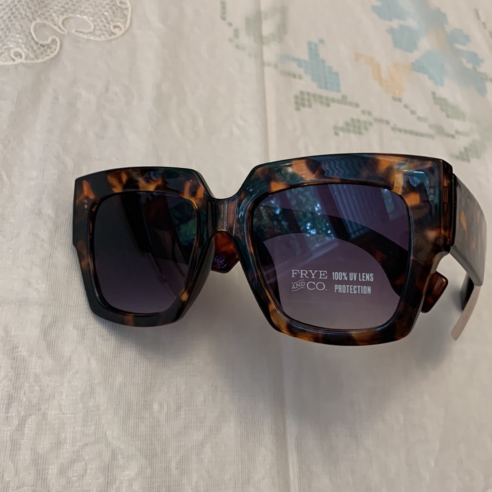 Frye and Co. Tortoise Sunglasses - Picture 7 of 17